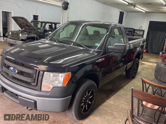 ✅ 2014 Ford F-150 XL • VIN: 1FTMF1EM5EFA86587 • Лот: 69477555. Опубликован ранее на Copart с пробегом 165 549 миль. Бесплатный доступ к архиву аукционных продаж из США и подробный отчёт об истории автомобиля на DreamBid. Изображение 2.