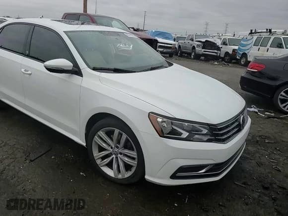 ✅ 2019 Volkswagen Passat Wolfsburg Edition • VIN: 1VWLA7A31KC002933 • Lot: 90741055. Wystawiony na Copart z przebiegiem 80 727 mil. Bezpłatny archiwum sprzedaży aukcyjnych z USA i szczegółowy raport historii pojazdu na DreamBid. Zdjęcie 13.