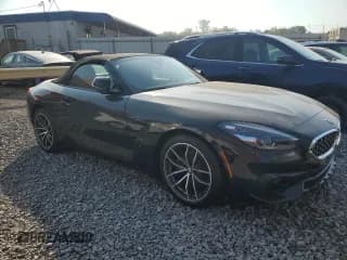 ✅ 2022 BMW Z4 sDrive30i • VIN: WBAHF3C04NWX42062 • Lot: 90078565. Wystawiony na Copart z przebiegiem Nie podano. Bezpłatny archiwum sprzedaży aukcyjnych z USA i szczegółowy raport historii pojazdu na DreamBid. Zdjęcie 4.