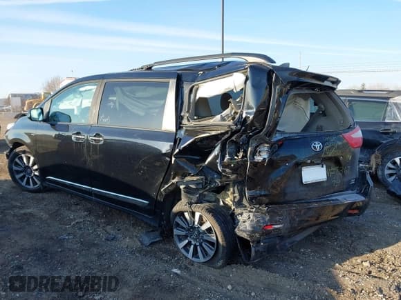 ✅ 2018 Toyota Sienna XLE • VIN: 5TDDZ3DC9JS207367 • Lot: 41877615. Listed on IAAI with 104,500 mi. Free auction sales archive from the USA and detailed vehicle history report at DreamBid. Image 3.
