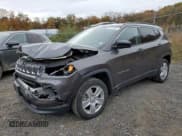 ✅ 2022 Jeep Compass Latitude • VIN: 3C4NJDBB6NT208242 • Лот: 90115155. Опубликован ранее на Copart с пробегом 26 483 миль. Бесплатный доступ к архиву аукционных продаж из США и подробный отчёт об истории автомобиля на DreamBid. Изображение 1.
