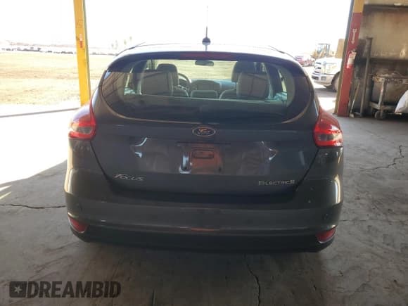 ✅ 2016 Ford Focus Electric • VIN: 1FADP3R4XGL406256 • Lot: 82641725. Wystawiony na Copart z przebiegiem 29 429 mil. Bezpłatny archiwum sprzedaży aukcyjnych z USA i szczegółowy raport historii pojazdu na DreamBid. Zdjęcie 6.
