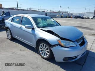 ✅ 2013 Chrysler 200 Touring • VIN: 1C3CCBBB3DN588813 • Лот: 42895465. Опубликован ранее на IAAI с пробегом 205 459 миль. Бесплатный доступ к архиву аукционных продаж из США и подробный отчёт об истории автомобиля на DreamBid. Изображение 1.