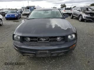 ✅ 2008 Ford Mustang Deluxe • VIN: 1ZVHT80N485131948 • Lot: 81934175. Wystawiony na Copart z przebiegiem 122 683 mil. Bezpłatny archiwum sprzedaży aukcyjnych z USA i szczegółowy raport historii pojazdu na DreamBid. Zdjęcie 5.