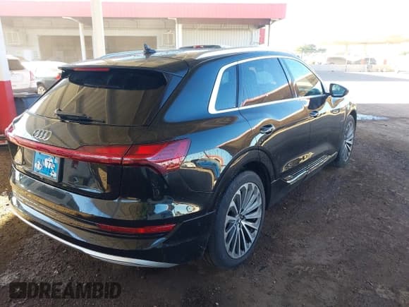 ✅ 2019 Audi e-tron Prestige • VIN: WA1VABGE8KB020773 • Лот: 43889062. Опубликован ранее на IAAI с пробегом 19 112 миль. Бесплатный доступ к архиву аукционных продаж из США и подробный отчёт об истории автомобиля на DreamBid. Изображение 4.