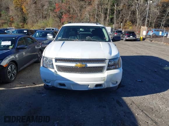 2011 Chevrolet Tahoe LT z VIN 1GNSKBE03BR108187, wystawiony jako IAAI lot #43624016 z przebiegiem 222 436 mil mil oraz . Historia ofert i sprzedaży dostępna na DreamBid. Obrazek 12.