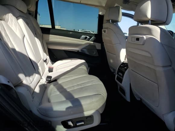 ✅ 2020 BMW X7 M50i • VIN: 5UXCX6C03L9C27871 • Lot: 61460865. Wystawiony na Copart z przebiegiem Nie podano. Bezpłatny archiwum sprzedaży aukcyjnych z USA i szczegółowy raport historii pojazdu na DreamBid. Zdjęcie 11.