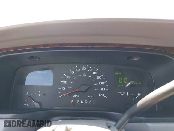 ✅ 1998 Lincoln Town Car Signature • VIN: 1LNFM82W1WY674095 • Lot: 42673161. Listed on IAAI with 150,245 mi. Free auction sales archive from the USA and detailed vehicle history report at DreamBid. Image 7.