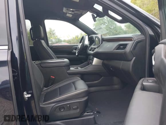 ✅ 2022 Chevrolet Suburban Premier • VIN: 1GNSKFKD4NR340736 • Lot: 40483126. Wystawiony na IAAI z przebiegiem 29 240 mil. Bezpłatny archiwum sprzedaży aukcyjnych z USA i szczegółowy raport historii pojazdu na DreamBid. Zdjęcie 5.