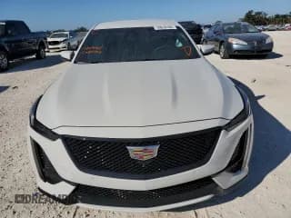 ✅ 2022 Cadillac CT5-V • VIN: 1G6DR5RW9N0124905 • Lot: 70610162. Wystawiony na Copart z przebiegiem 3 233 mil. Bezpłatny archiwum sprzedaży aukcyjnych z USA i szczegółowy raport historii pojazdu na DreamBid. Zdjęcie 5.