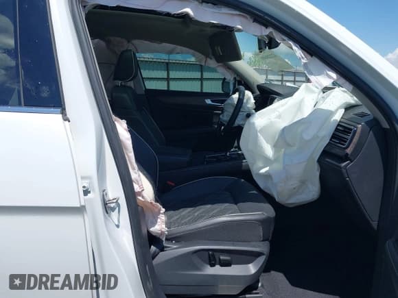 ✅ 2024 Volkswagen Atlas SEL Premium R-Line • VIN: 1V2FR2CAXRC582084 • Lot: 42228600. Listed on IAAI with 20,389 mi. Free auction sales archive from the USA and detailed vehicle history report at DreamBid. Image 5.