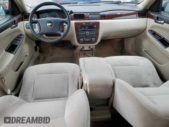 2010 Chevrolet Impala LT z VIN 2G1WB5EN0A1255624, wystawiony jako Copart lot #85950545 z przebiegiem 170 351 mil mil oraz Czysty tytuł • Clean title. Historia ofert i sprzedaży dostępna na DreamBid. Obrazek 8.