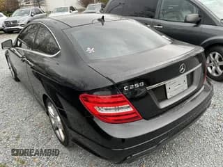 ✅ 2015 Mercedes-Benz C 250 • VIN: WDDGJ4HB5FG402644 • Lot: 43811716. Wystawiony na IAAI z przebiegiem 102 011 mil. Bezpłatny archiwum sprzedaży aukcyjnych z USA i szczegółowy raport historii pojazdu na DreamBid. Zdjęcie 3.