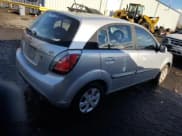 ✅ 2010 Kia Rio LX • VIN: KNADH5A36A6669899 • Лот: 85549824. Опубликован ранее на Copart с пробегом 150 139 миль. Бесплатный доступ к архиву аукционных продаж из США и подробный отчёт об истории автомобиля на DreamBid. Изображение 3.