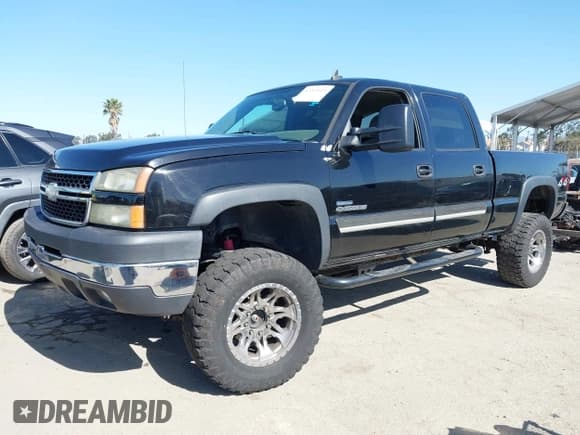 ✅ 2007 Chevrolet Silverado 2500HD LT1 • VIN: 1GCHK23DX7F190453 • Lot: 42262619. Wystawiony na IAAI z przebiegiem Nie podano. Bezpłatny archiwum sprzedaży aukcyjnych z USA i szczegółowy raport historii pojazdu na DreamBid. Zdjęcie 2.
