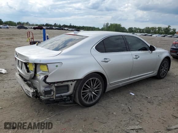 ✅ 2017 Lexus LS 460 • VIN: JTHCL5EFXH5028402 • Lot: 55575915. Wystawiony na Copart z przebiegiem 99 532 mil. Bezpłatny archiwum sprzedaży aukcyjnych z USA i szczegółowy raport historii pojazdu na DreamBid. Zdjęcie 3.