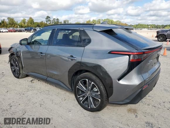 ✅ 2024 Toyota bZ4X XLE • VIN: JTMABACA9RA055045 • Lot: 92035805. Wystawiony na Copart z przebiegiem 10 335 mil. Bezpłatny archiwum sprzedaży aukcyjnych z USA i szczegółowy raport historii pojazdu na DreamBid. Zdjęcie 2.