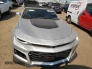 ✅ 2018 Chevrolet Camaro ZL1 • VIN: 1G1FK3D6XJ0132018 • Lot: 71005784. Wystawiony na Copart z przebiegiem 15 172 mil. Bezpłatny archiwum sprzedaży aukcyjnych z USA i szczegółowy raport historii pojazdu na DreamBid. Zdjęcie 5.