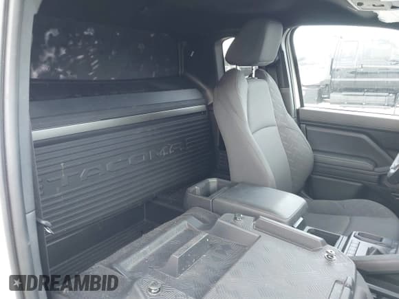 ✅ 2024 Toyota Tacoma SR • VIN: 3TYJDAHN8RT010546 • Лот: 43637861. Опубликован ранее на IAAI с пробегом 4 928 миль. Бесплатный доступ к архиву аукционных продаж из США и подробный отчёт об истории автомобиля на DreamBid. Изображение 8.