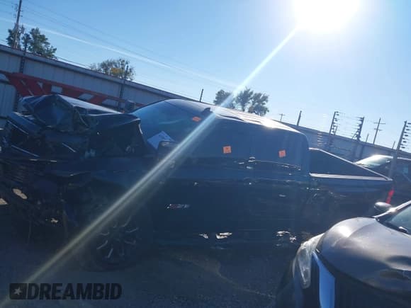 ✅ 2018 Chevrolet Silverado 2500HD LTZ • VIN: 1GC1KWEY1JF291090 • Lot: 43585181. Wystawiony na IAAI z przebiegiem 127 770 mil. Bezpłatny archiwum sprzedaży aukcyjnych z USA i szczegółowy raport historii pojazdu na DreamBid. Zdjęcie 13.