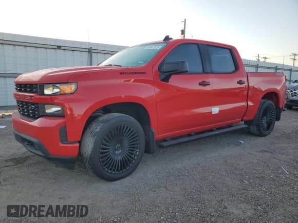 ✅ 2022 Chevrolet Silverado 1500 Custom • VIN: 3GCPYBEK8NG152589 • Lot: 52447375. Wystawiony na Copart z przebiegiem 21 553 mil. Bezpłatny archiwum sprzedaży aukcyjnych z USA i szczegółowy raport historii pojazdu na DreamBid. Zdjęcie 1.