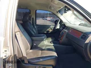 2007 Chevrolet Silverado 1500 LTZ z VIN 2GCFK13Y371712075, wystawiony jako IAAI lot #43282513 z przebiegiem 242 495 mil mil oraz . Historia ofert i sprzedaży dostępna na DreamBid. Obrazek 5.