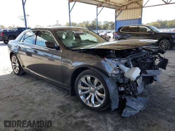 ✅ 2020 Chrysler 300 Touring L • VIN: 2C3CCAAGXLH154578 • Lot: 90904515. Wystawiony na Copart z przebiegiem 32 990 mil. Bezpłatny archiwum sprzedaży aukcyjnych z USA i szczegółowy raport historii pojazdu na DreamBid. Zdjęcie 4.