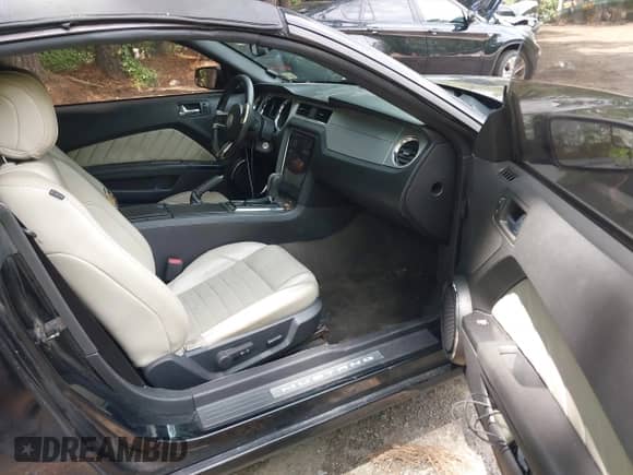 2014 Ford Mustang V6 с VIN 1ZVBP8EM4E5325594, выставлен на аукционе IAAI как лот 42717148 с пробегом 102 386 миль миль и . История ставок и продаж доступна на DreamBid. Изображение 5.