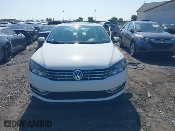 ✅ 2014 Volkswagen Passat SEL Premium • VIN: 1VWCT7A37EC108432 • Lot: 42560145. Wystawiony na IAAI z przebiegiem 83 534 mil. Bezpłatny archiwum sprzedaży aukcyjnych z USA i szczegółowy raport historii pojazdu na DreamBid. Zdjęcie 12.