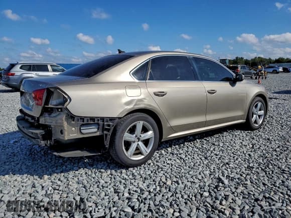 ✅ 2015 Volkswagen Passat SE • VIN: 1VWBS7A37FC015992 • Лот: 93832365. Опубликован ранее на Copart с пробегом 111 659 миль. Бесплатный доступ к архиву аукционных продаж из США и подробный отчёт об истории автомобиля на DreamBid. Изображение 3.