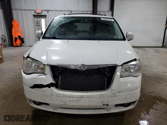 ✅ 2010 Chrysler Town & Country Touring Plus • VIN: 2A4RR8D15AR415282 • Lot: 89908155. Wystawiony na Copart z przebiegiem 176 738 mil. Bezpłatny archiwum sprzedaży aukcyjnych z USA i szczegółowy raport historii pojazdu na DreamBid. Zdjęcie 5.