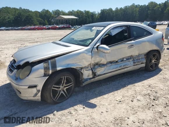 ✅ 2002 Mercedes-Benz C 230/260/280/320 • VIN: WDBRN47J72A369755 • Лот: 70883405. Опубликован ранее на Copart с пробегом 185 719 миль. Бесплатный доступ к архиву аукционных продаж из США и подробный отчёт об истории автомобиля на DreamBid. Изображение 1.