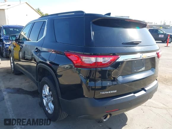 ✅ 2021 Chevrolet Traverse LT Cloth • VIN: 1GNERGKW7MJ236528 • Lot: 43406533. Wystawiony na IAAI z przebiegiem 59 484 mil. Bezpłatny archiwum sprzedaży aukcyjnych z USA i szczegółowy raport historii pojazdu na DreamBid. Zdjęcie 3.