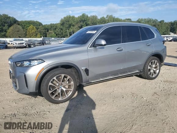 ✅ 2024 BMW X5 xDrive40i • VIN: 5UX23EU0XR9V39787 • Lot: 82305835. Wystawiony na Copart z przebiegiem 60 203 mil. Bezpłatny archiwum sprzedaży aukcyjnych z USA i szczegółowy raport historii pojazdu na DreamBid. Zdjęcie 1.