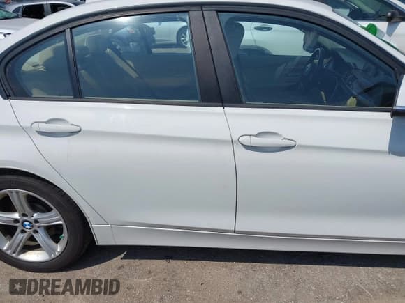 ✅ 2013 BMW 3 Series 328i xDrive • VIN: WBA3B3C51DJ811402 • Lot: 43035899. Listed on IAAI with 120,181 mi. Free auction sales archive from the USA and detailed vehicle history report at DreamBid. Image 14.