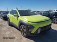 ✅ 2024 Hyundai Kona SEL • VIN: KM8HB3AB8RU067168 • Лот: 43675094. Опубликован ранее на IAAI с пробегом 44 130 миль. Бесплатный доступ к архиву аукционных продаж из США и подробный отчёт об истории автомобиля на DreamBid. Изображение 1.
