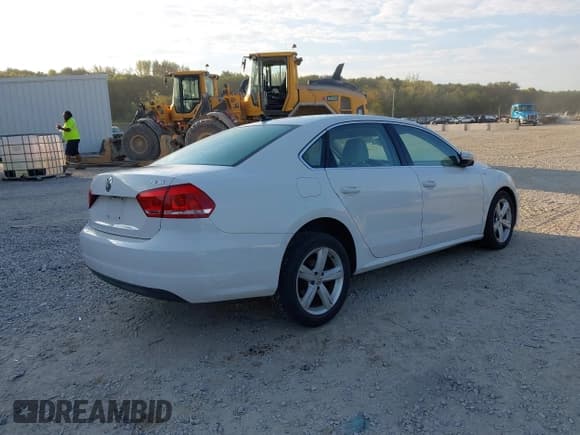 ✅ 2015 Volkswagen Passat SE • VIN: 1VWBT7A32FC014956 • Lot: 43191900. Listed on IAAI with 72,000 mi. Free auction sales archive from the USA and detailed vehicle history report at DreamBid. Image 4.