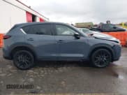 ✅ 2023 Mazda CX-5 S Carbon Edition • VIN: JM3KFBCM2P0212062 • Lot: 40853928. Wystawiony na IAAI z przebiegiem 25 463 mil. Bezpłatny archiwum sprzedaży aukcyjnych z USA i szczegółowy raport historii pojazdu na DreamBid. Zdjęcie 13.