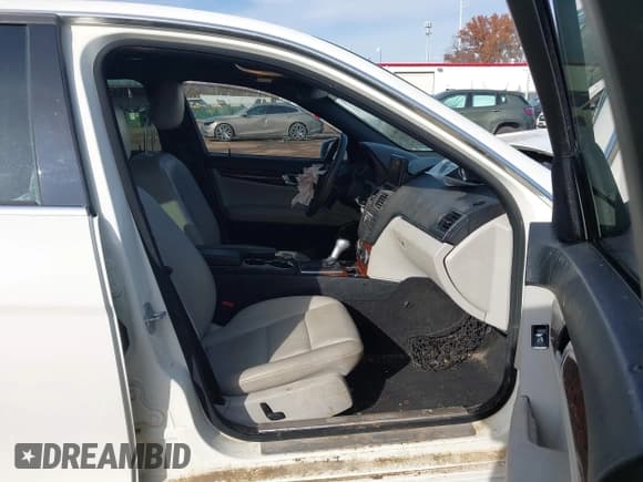 ✅ 2010 Mercedes-Benz C 300 Sport • VIN: WDDGF8BB7AF520372 • Lot: 43750409. Wystawiony na IAAI z przebiegiem 183 192 mil. Bezpłatny archiwum sprzedaży aukcyjnych z USA i szczegółowy raport historii pojazdu na DreamBid. Zdjęcie 5.