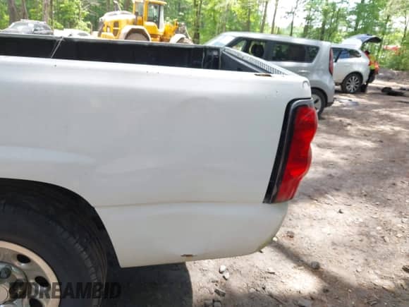 2004 Chevrolet Silverado 1500 LS z VIN 1GCEC14T24Z121685, wystawiony jako IAAI lot #42187789 z przebiegiem 121 667 mil mil oraz . Historia ofert i sprzedaży dostępna na DreamBid. Obrazek 6.