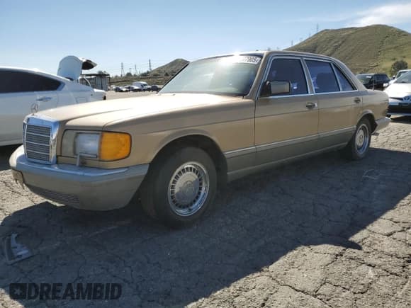 ✅ 1987 Mercedes-Benz 560 • VIN: WDBCA39D1HA280016 • Лот: 46277905. Опубликован ранее на Copart с пробегом 151 078 миль. Бесплатный доступ к архиву аукционных продаж из США и подробный отчёт об истории автомобиля на DreamBid. Изображение 1.