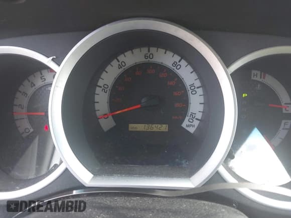 ✅ 2015 Toyota Tacoma PreRunner • VIN: 5TFJX4GN3FX050559 • Lot: 43235747. Wystawiony na IAAI z przebiegiem 136 421 mil. Bezpłatny archiwum sprzedaży aukcyjnych z USA i szczegółowy raport historii pojazdu na DreamBid. Zdjęcie 7.