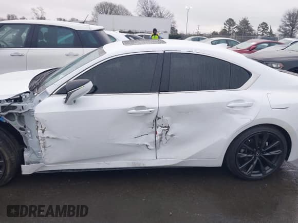 ✅ 2024 Lexus IS 350 F Sport • VIN: JTHBZ1B27R5081998 • Лот: 41427076. Опубликован ранее на IAAI с пробегом 860 миль. Бесплатный доступ к архиву аукционных продаж из США и подробный отчёт об истории автомобиля на DreamBid. Изображение 14.