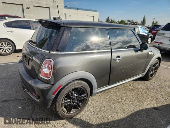 ✅ 2012 MINI Hardtop S • VIN: WMWSV3C51CT386298 • Лот: 92209115. Опубликован ранее на Copart с пробегом 92 085 миль. Бесплатный доступ к архиву аукционных продаж из США и подробный отчёт об истории автомобиля на DreamBid. Изображение 3.