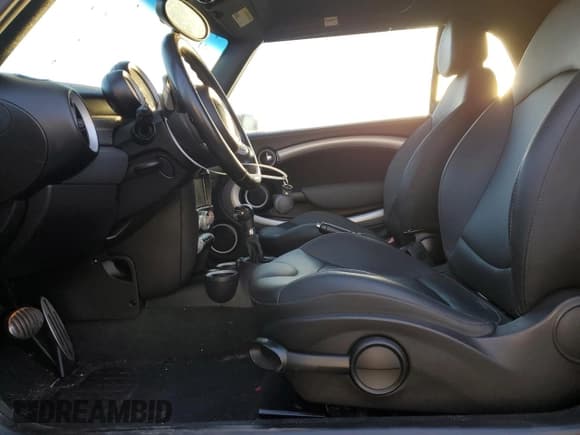 ✅ 2010 MINI Convertible S • VIN: WMWMS3C55ATY09477 • Lot: 78481974. Wystawiony na Copart z przebiegiem 102 954 mil. Bezpłatny archiwum sprzedaży aukcyjnych z USA i szczegółowy raport historii pojazdu na DreamBid. Zdjęcie 7.