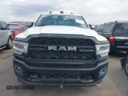 ✅ 2019 Ram 2500 Tradesman • VIN: 3C6UR5HJ7KG565823 • Lot: 43503236. Wystawiony na IAAI z przebiegiem 76 181 mil. Bezpłatny archiwum sprzedaży aukcyjnych z USA i szczegółowy raport historii pojazdu na DreamBid. Zdjęcie 12.