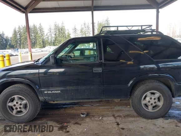 1999 Chevrolet Blazer LS z VIN 1GNCT18W3XK216840, wystawiony jako IAAI lot #41534524 z przebiegiem 199 982 mil mil oraz . Historia ofert i sprzedaży dostępna na DreamBid. Obrazek 14.