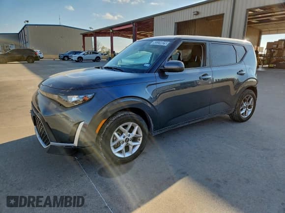 ✅ 2025 Kia Soul LX • VIN: KNDJ23AU6S7248460 • Lot: 93328025. Wystawiony na Copart z przebiegiem 50 929 mil. Bezpłatny archiwum sprzedaży aukcyjnych z USA i szczegółowy raport historii pojazdu na DreamBid. Zdjęcie 1.