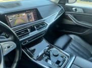 ✅ 2019 BMW X7 xDrive40i • VIN: 5UXCW2C55KLB44273 • Lot: 93519415. Wystawiony na Copart z przebiegiem 135 766 mil. Bezpłatny archiwum sprzedaży aukcyjnych z USA i szczegółowy raport historii pojazdu na DreamBid. Zdjęcie 12.