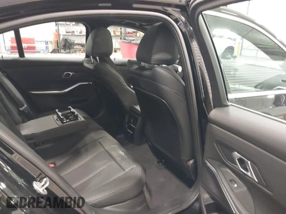 ✅ 2025 BMW 3 Series 330i xDrive • VIN: 3MW89CW03S8F07417 • Lot: 41645759. Wystawiony na IAAI z przebiegiem 1 345 mil. Bezpłatny archiwum sprzedaży aukcyjnych z USA i szczegółowy raport historii pojazdu na DreamBid. Zdjęcie 8.